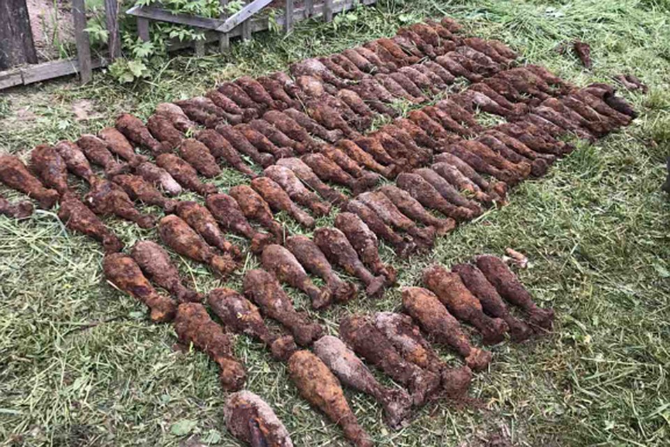 Вот такой импровизированный склад боеприпасов обнаружили рабочие, которые копали могилу в Витебском районе. Фото: УВД Витебского облисполкома.