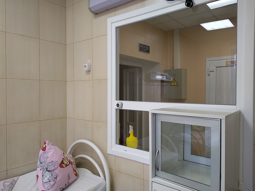 Сейчас детей с положительным тестом разместили в специально организованном изолированном отделении