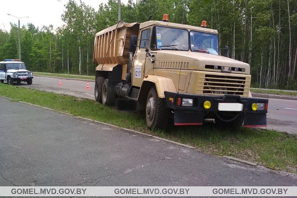Под своим же грузовиком погиб 44-летний водитель. Фото: УВД Гомельского облисполкома.