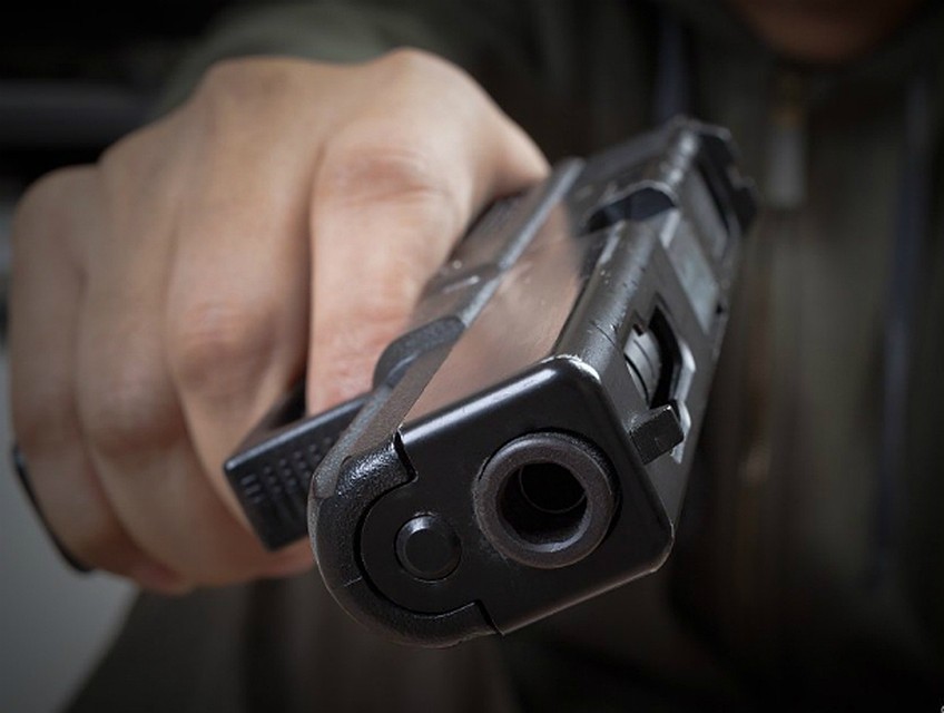 В Ростове полицейский-стажер попытался пресечь ограбление при помощи оружия