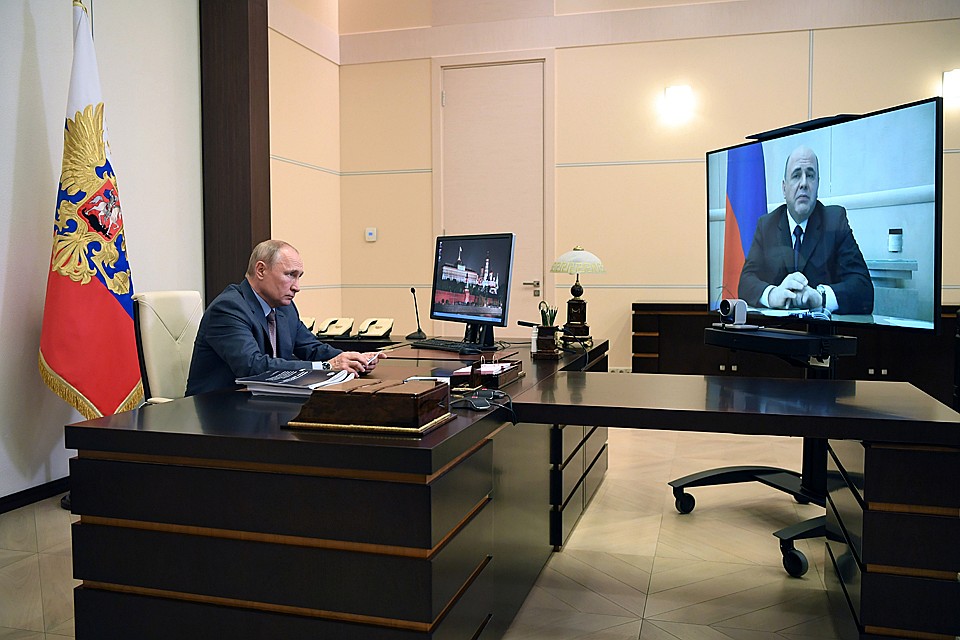 Во время доклада премьера Путин несколько раз брал в руки брошюры, изучали их, и было видно, что сделанным он доволен