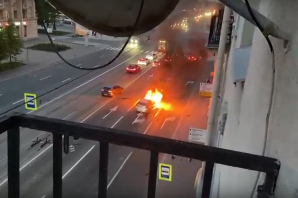Автомобиль сгорел на Московском проспекте в Петербурге