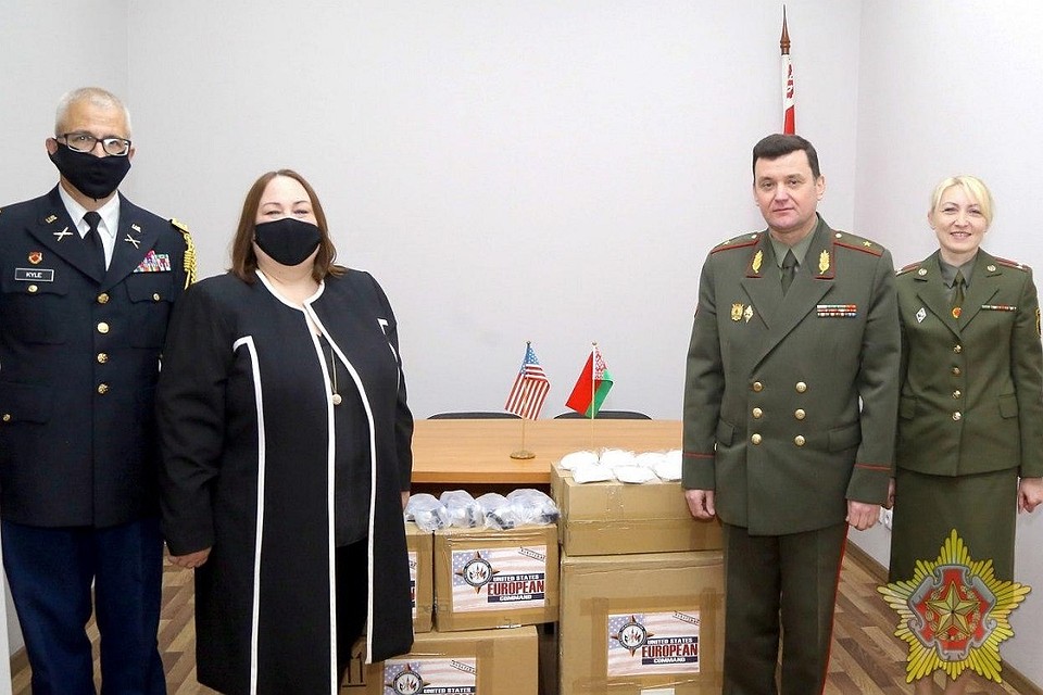 В рамках сотрудничества армий белорусские военные врачи получили помощь в виде СИЗ. Фото: Минобороны.
