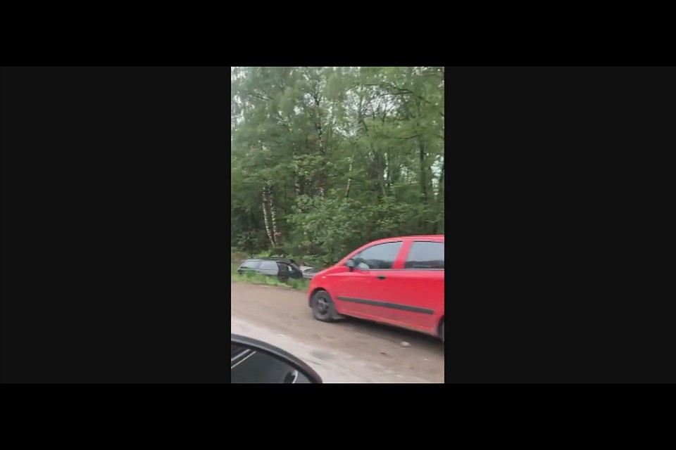 Одна из машин вылетела в кювет. Скриншот с видео "Жесть Ярославль" ВКонтакте