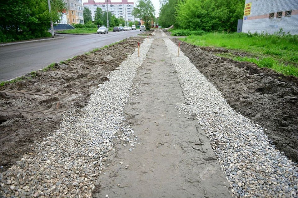 Работы начались с устройства пешеходной дорожки