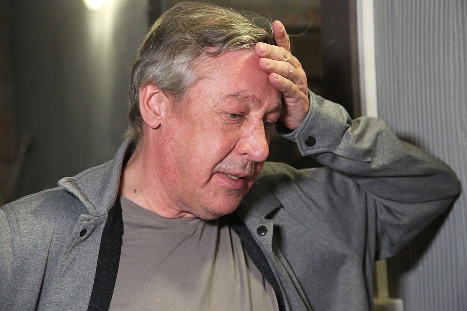 Сейчас Михаила Ефремова вновь привезли в следственный комитет.