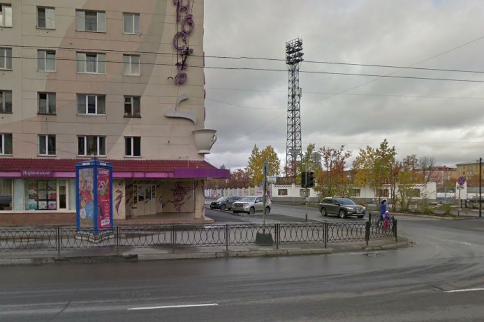 У "Юности" могут сделать перекресток с выделенной фазой для пешеходов. Фото: www.google.com/maps