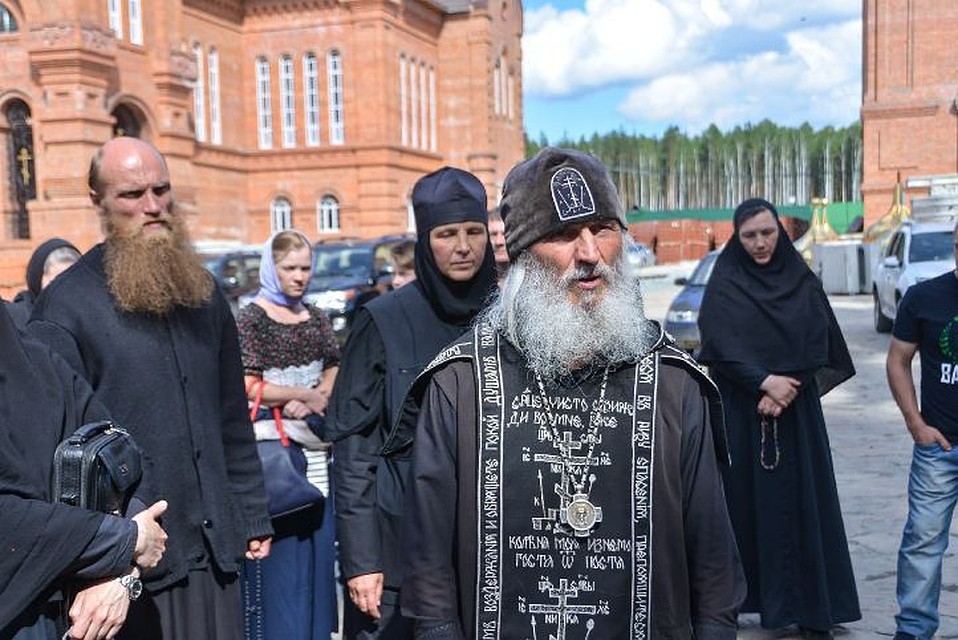 Отец Сергий в окружении своих монахинь.