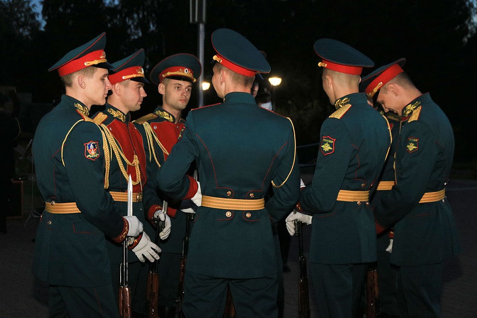 В память о народном подвиге на Алтае зажгли тысячи свечей Фото: Олег УКЛАДОВ