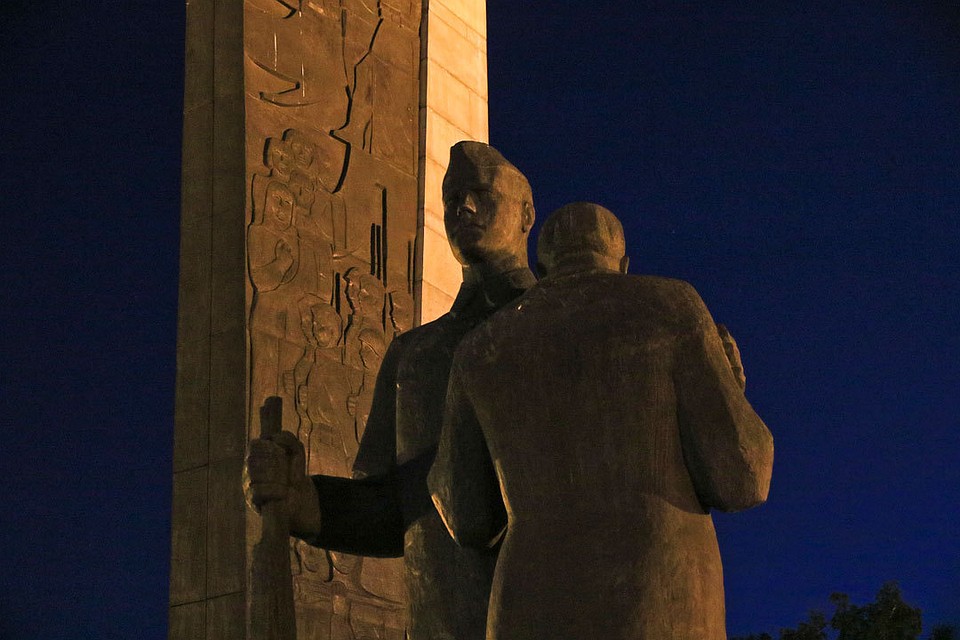В память о народном подвиге на Алтае зажгли тысячи свечей Фото: Олег УКЛАДОВ