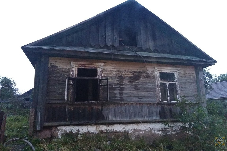 В Дзержинске загорелся нежилой дом. Двое мужчин погибли. Фото: Минское областное управление МЧС