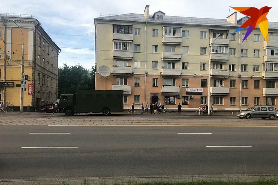 В автозак заводят стоявших у магазина symbal.by людей. Фото: читатель "КП"