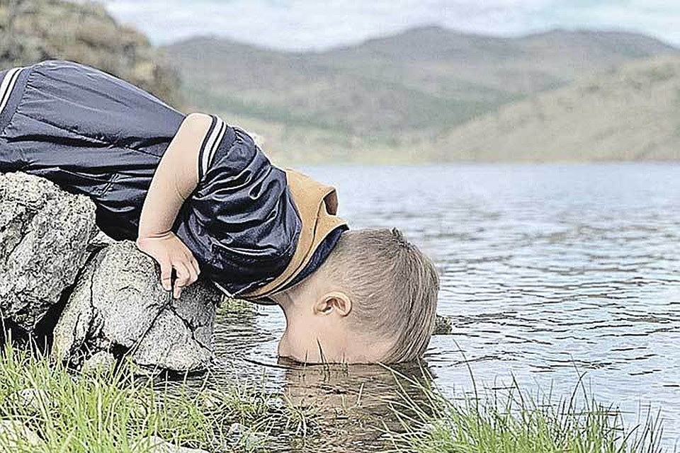 Как настоящий водный активист попейте воды из Байкала. Фото: INSTAGRAM @dariagook.