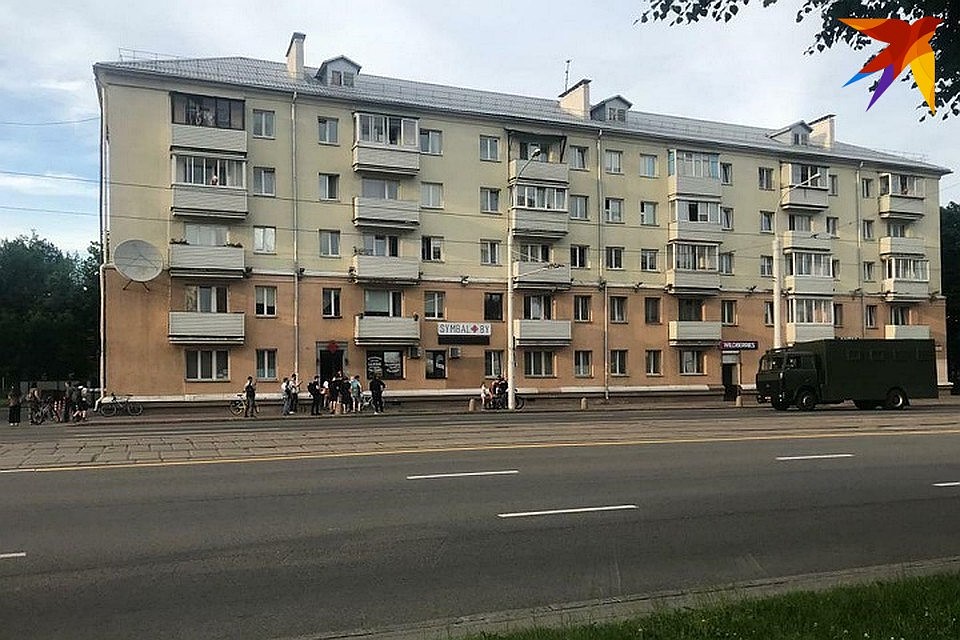 Очевидцы не видели драки, только очередь, к которой подъехали автозаки. Фото: читатель "КП"
