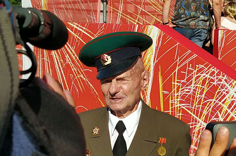 Особым гостем парада Победы в Санкт-Петербурге стал 97-летний ветеран-фронтовик Иван Ходунков