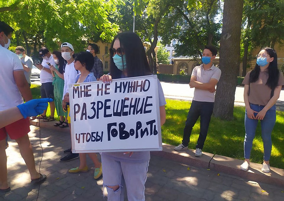 Десятки активистов вышли к Дому правительства в надежде повлиять на ход голосования в парламенте.