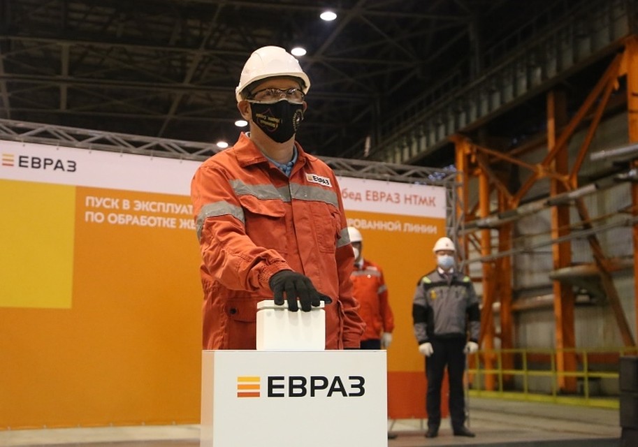 Начальник колесобандажного цеха Владимир Мартынов дает символический старт работе линии. Фото: пресс-служба ЕВРАЗ
