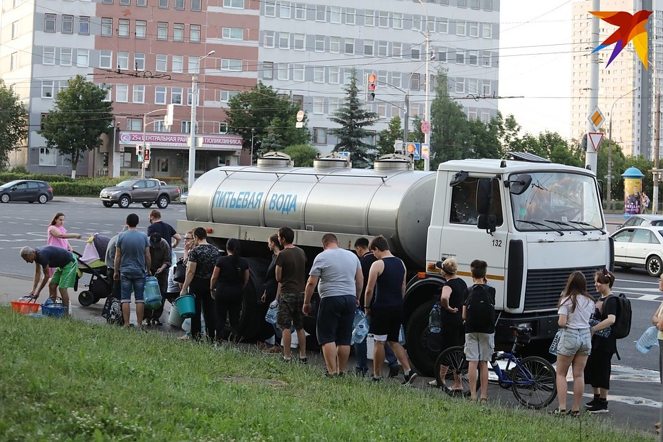 Сотрудники МЧС в двух районах Минска сливают воду из системы водоснабжения