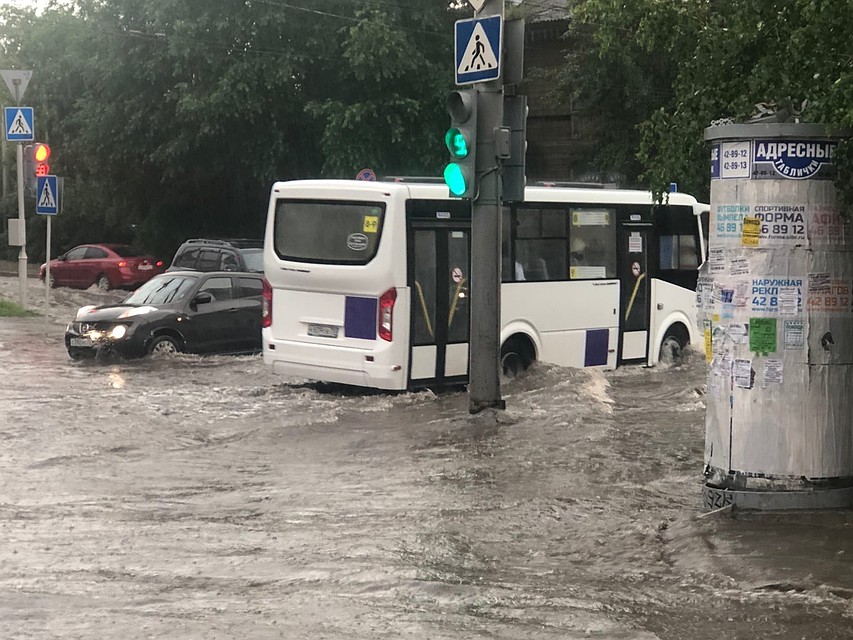 Потоки воды затрудняют движение транспорта. фото: "Регион-70" (Вконтакте)