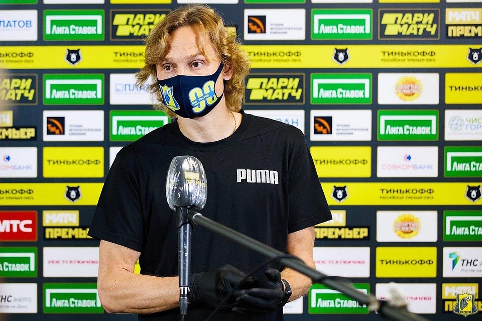 Валерий Карпин очень переживал за своих ребят перед игрой с "Арсеналом", потому что готовиться к матчу "желто-синим" пришлось поодиночке в малюсеньких комнатах на базе. Фото: ФК "Ростов"