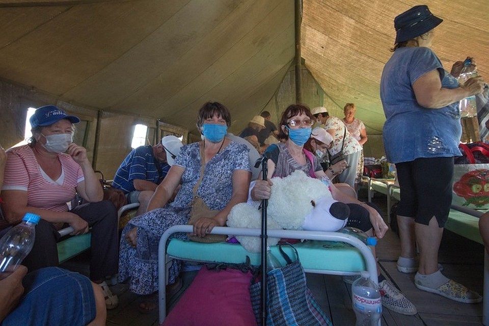 Люди отправлены на обсервацию в специальный палаточный городок, развернутый 27 июня сотрудниками МЧС
