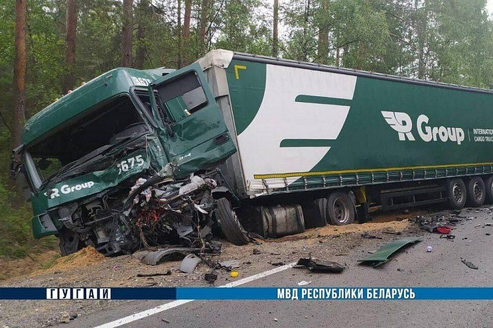 Фура после лобового столкновения оказалась в кювете. Фото: МВД.