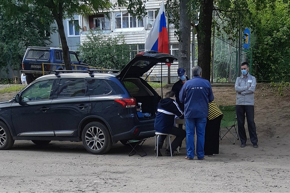 Кировчане дружно назвали происходящее «капотной Конституцией». Фото: Иван Шипелов, vk.com/kirov_blacklist