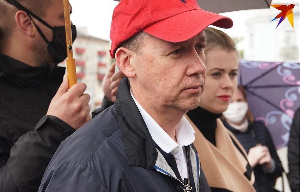 Глядя на то, как граждане завистливо смотрят на развитие окружающего мира, Валерий Цепкало принял решение идти в политику
