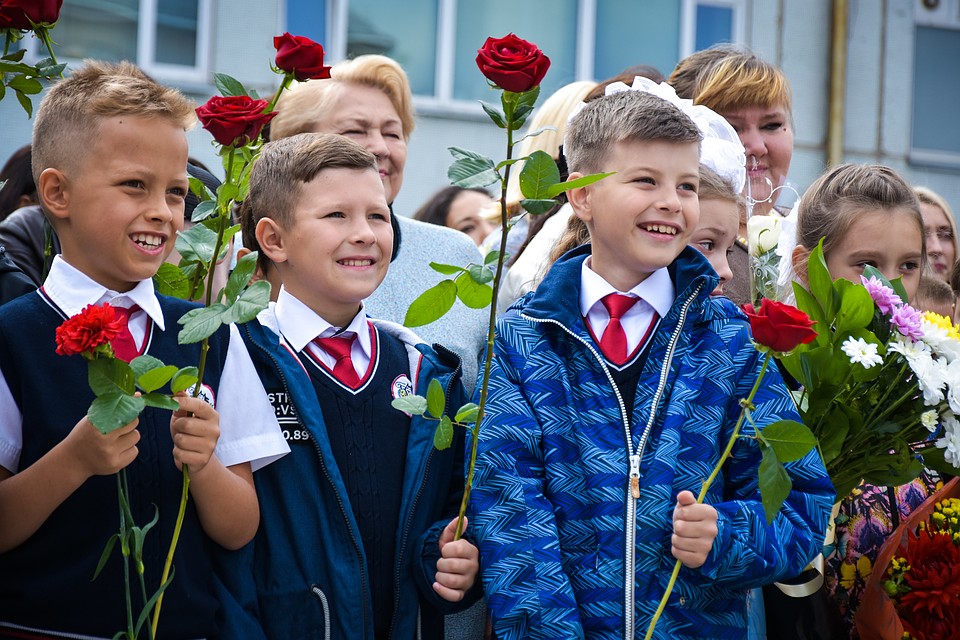 1 сентября 2020 года школьники, похоже, все-таки смогут пообщаться с одноклассниками и учителями без помощи техсредств.
