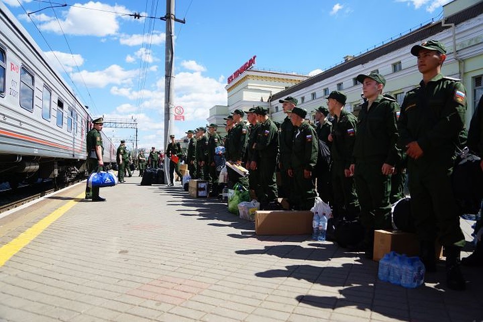 Всего в ходе весеннего призыва Свердловская область планирует отправить в армию четыре тысячи молодых людей.