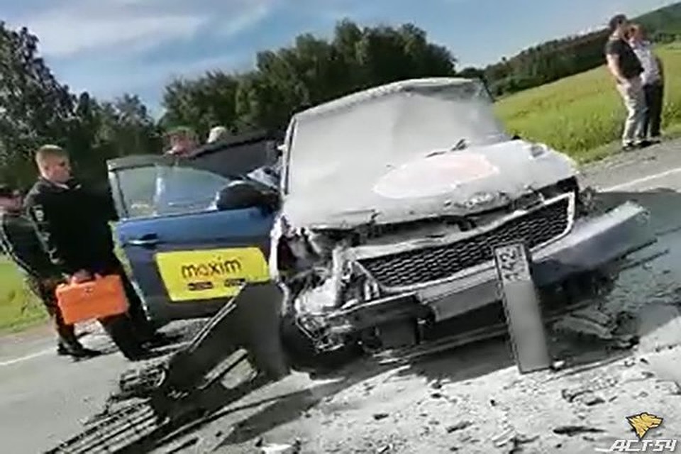 Под Новосибирском столкнулись пассажирский автобус и такси. Фото: "АСТ-54"