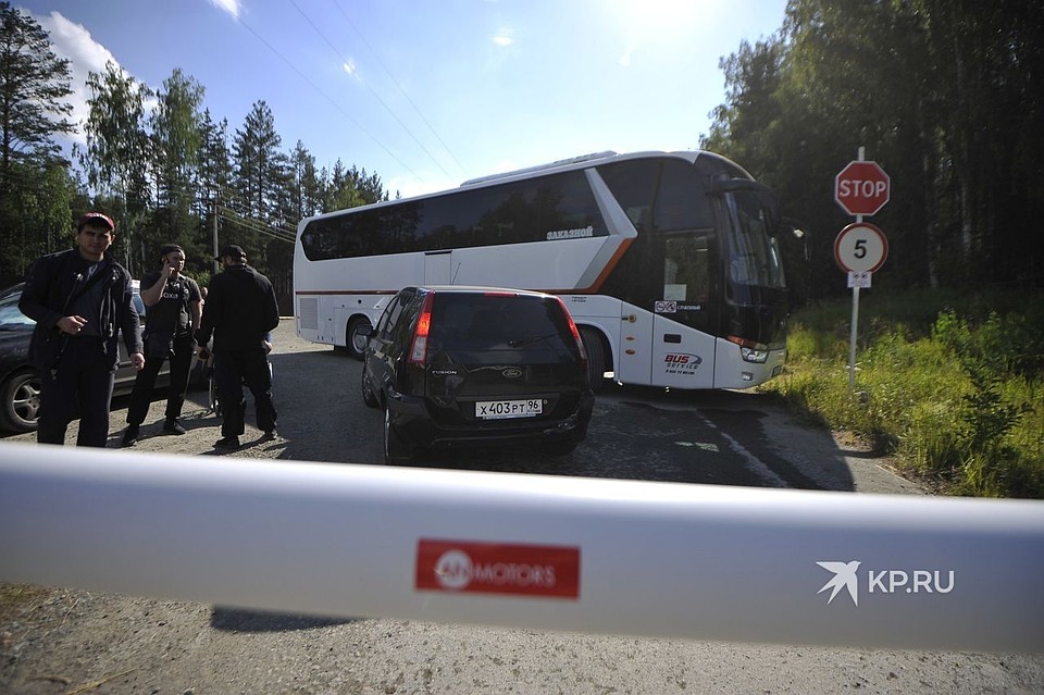 Въезд на территорию монастыря перекрыли автобусом для паломников.