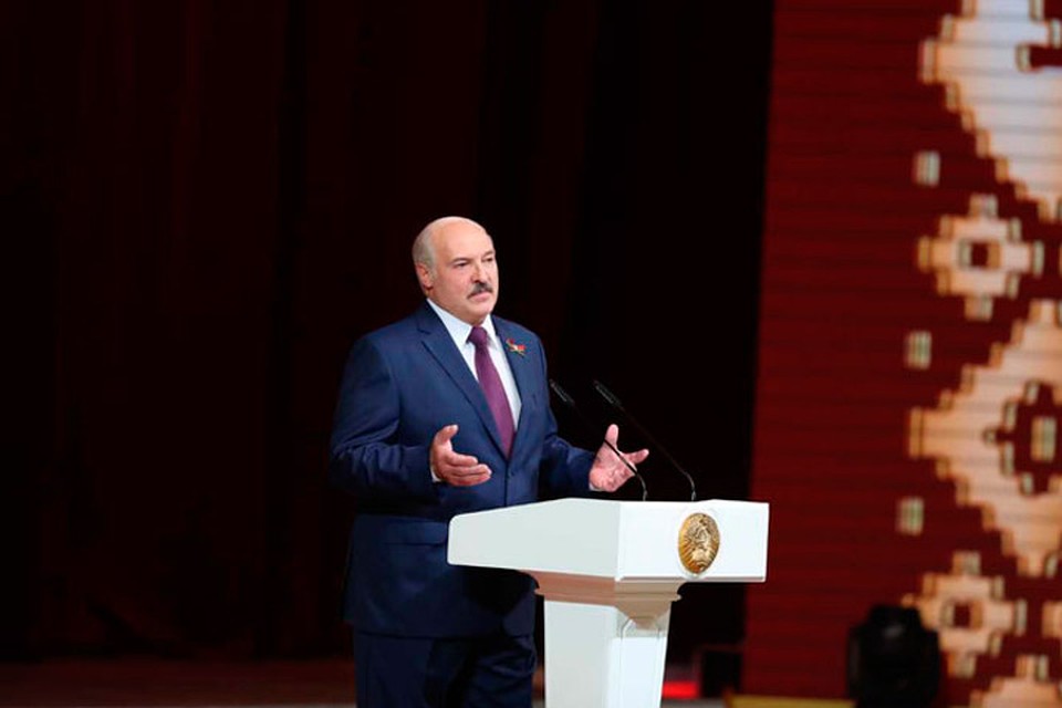 Лукашенко заявил, что не держится посиневшими пальцами за кресло. Фото: пресс-служба президента