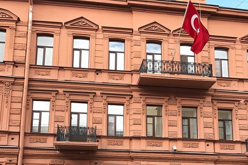 Со двора турецкого Консульства в Санкт-Петербурге угнали машину с дипномерами. Фото: facebook.com/St.PetersburgBK