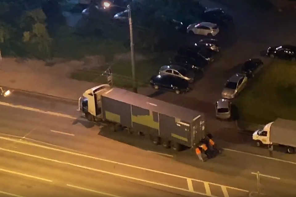 Автомобилисты оттолкали огромную фуру, которая сломалась на дороге в Санкт-Петербурге