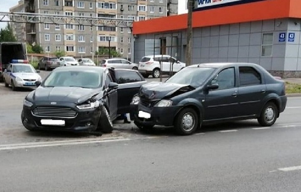 Одна иномарка врезалась в бок другой.
