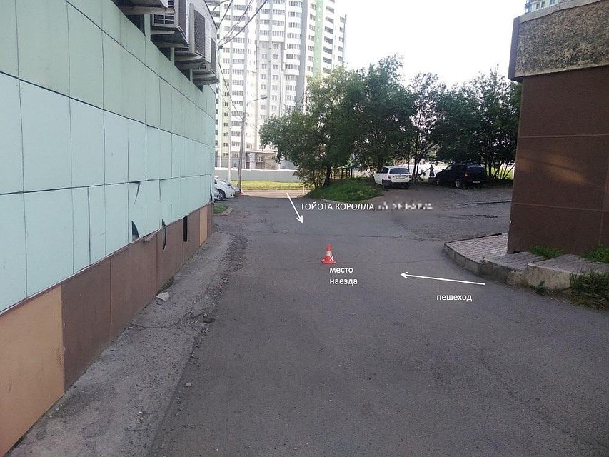Во дворе на Копылова в Красноярске Toyota сбила ребенка. Фото: ОГИБДД МУ МВД России «Красноярское».