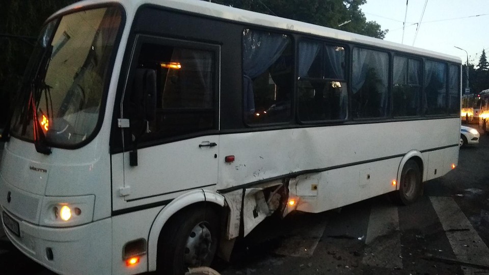 19 июля в центре Орла иномарка протаранила автобус. Фото: Госавтоинспекции Орловской области
