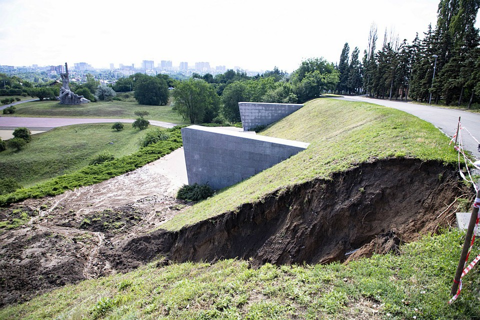 Казаки помогают восстановить мемориал на Змиевской балке. Фото: администрация Ростова