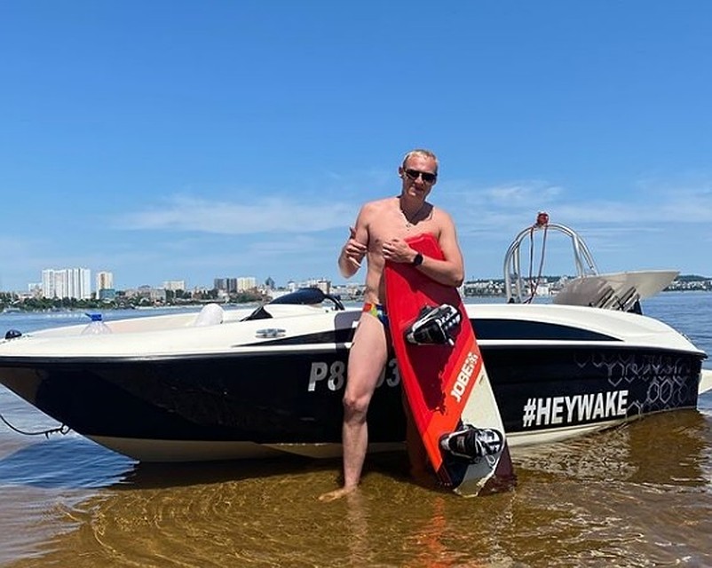 Илья Захаров проводит время как и прежде - в воде. Фото из Инстаграм Захарова