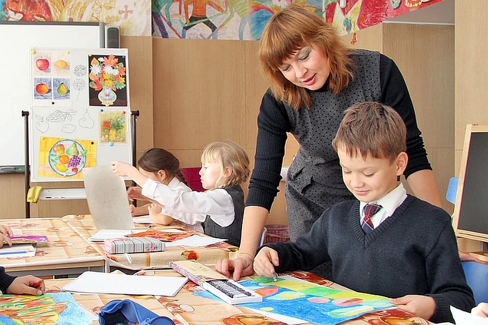 На матпомощь можно купить канцтовары, рюкзак или форму.
