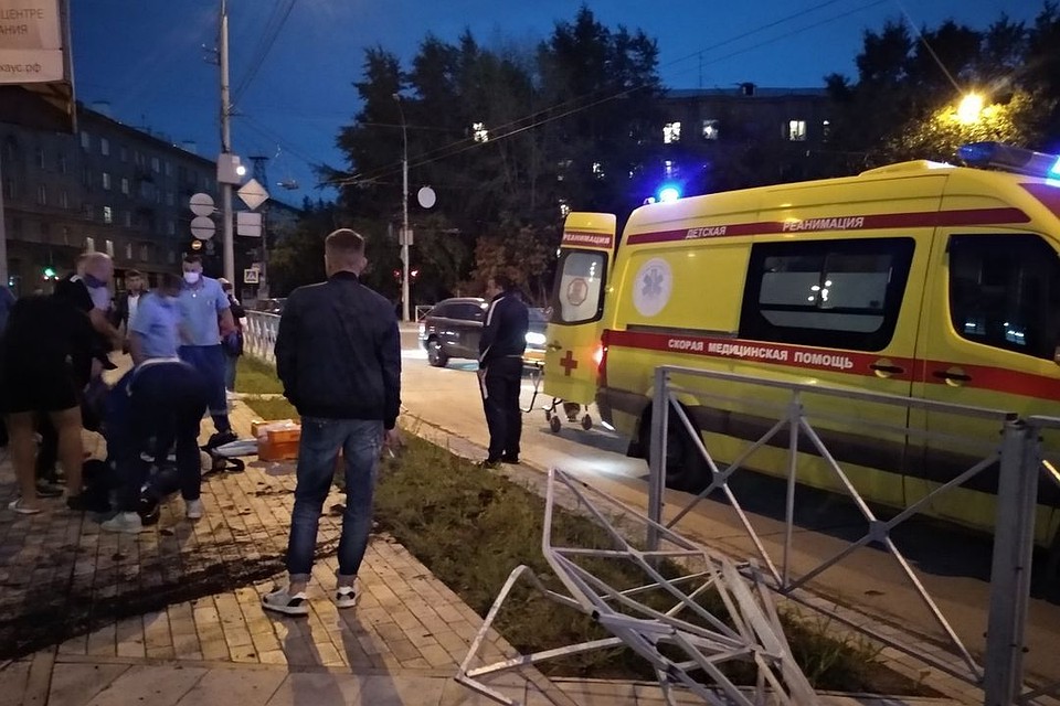 После аварии пострадавшим понадобилась помощь врачей.