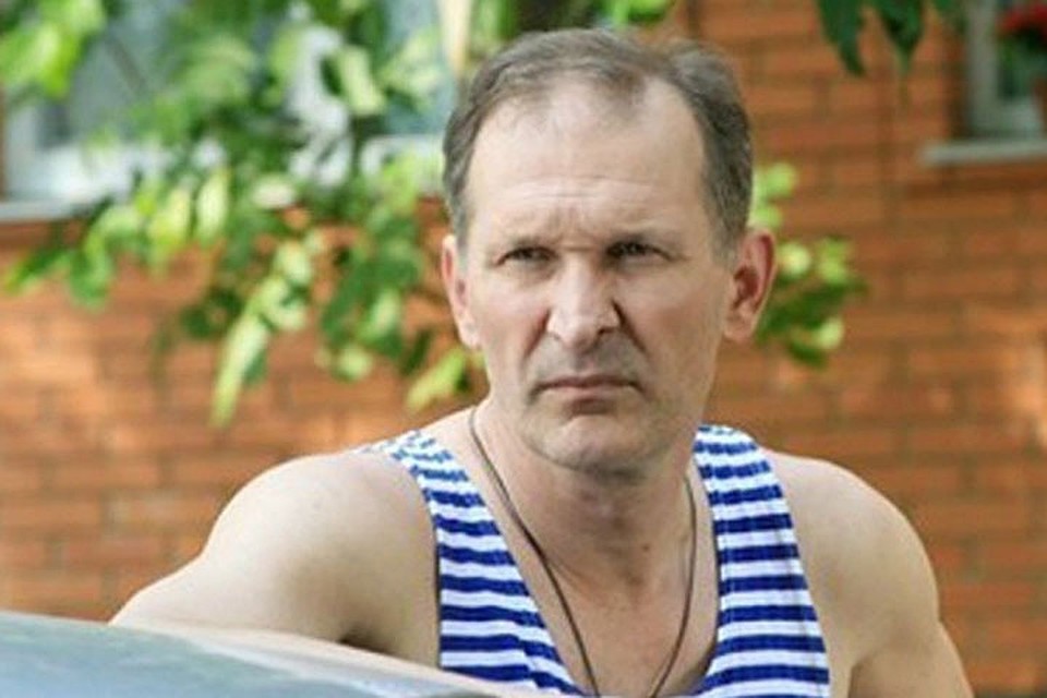 Срочную Добронравов служил в артиллерийском полку 104-й гвардейской воздушно-десантной дивизии в Азербайджане.