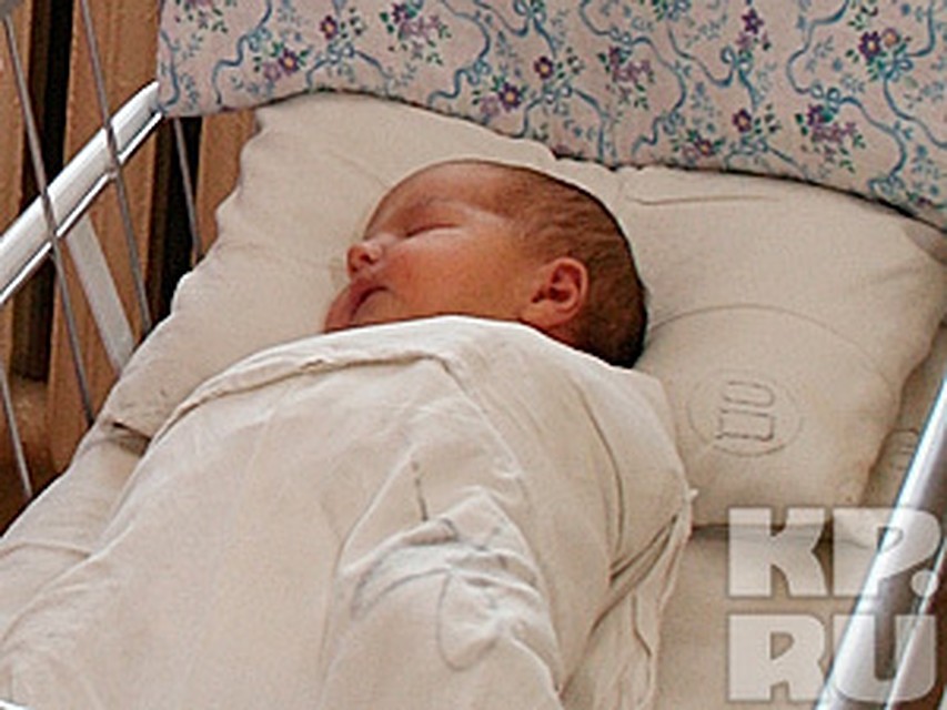 Сейчас молодая мама живет со своим родным отцом в Кемеровской области и растит ребенка