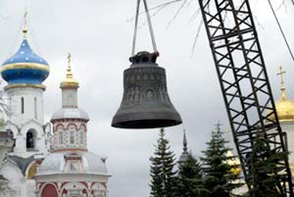 Чтобы посмотреть, как «Царя» поднимут наверх, в Сергиев Посад приехали более семидесяти тысяч верующих.