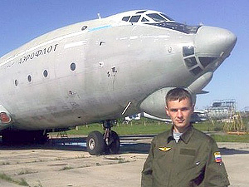 Бортинженер Сергей Невидимов на фоне своего самолета. Во время злополучного рейса он был на борту.