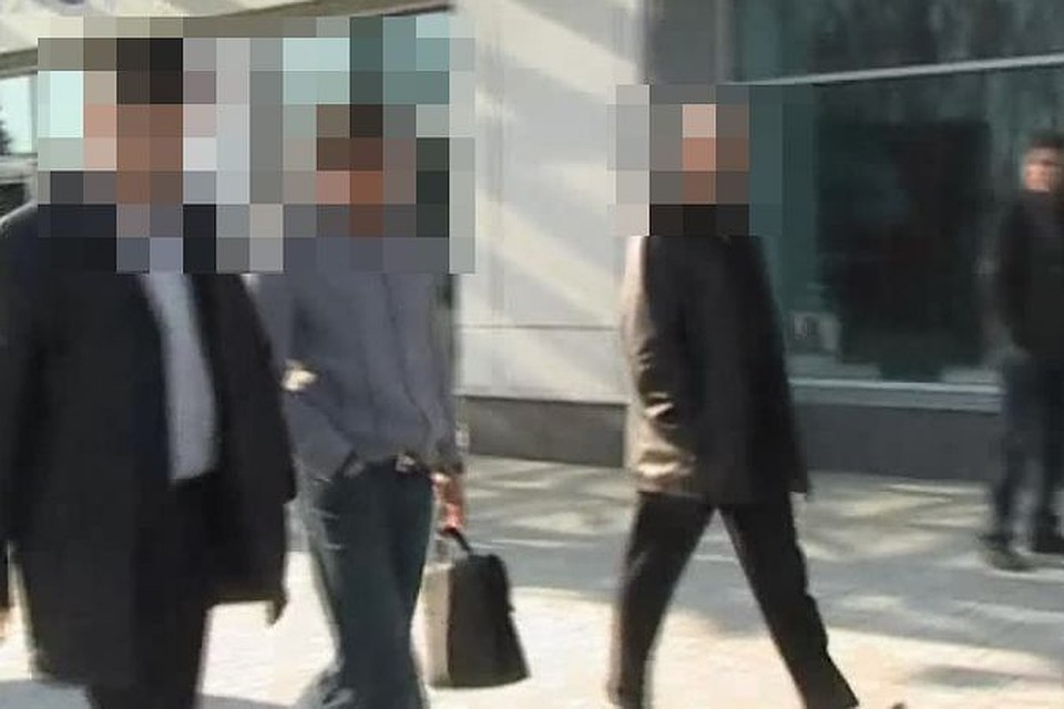 Подозреваемого задержали в аэропорту Толмачево, мужчина покорно пошел с полицейскими