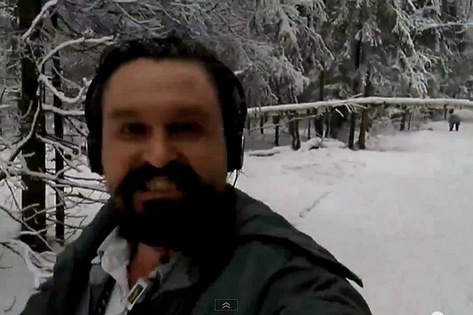39-летний "проказник" снимает себя на видео. На заднем плане - сбитая им с ног женщина