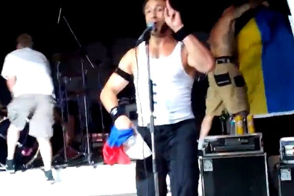 В Одессе бас-гитарист группы Bloodhound Gang Джаред Хасселхофф надругался над российским флагом
