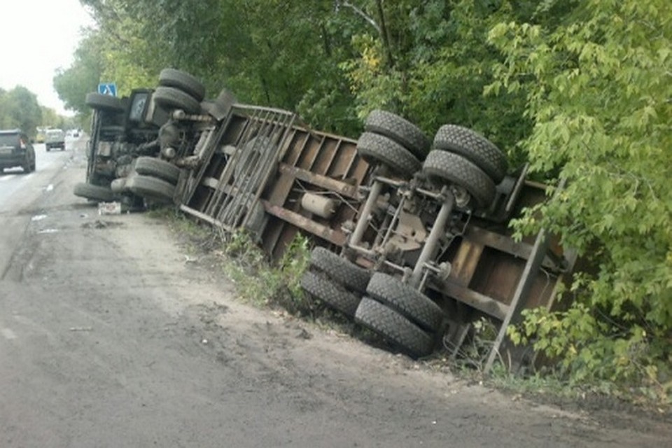 Водитель грузовика получил черепно-мозговую травму и был госпитализирован.